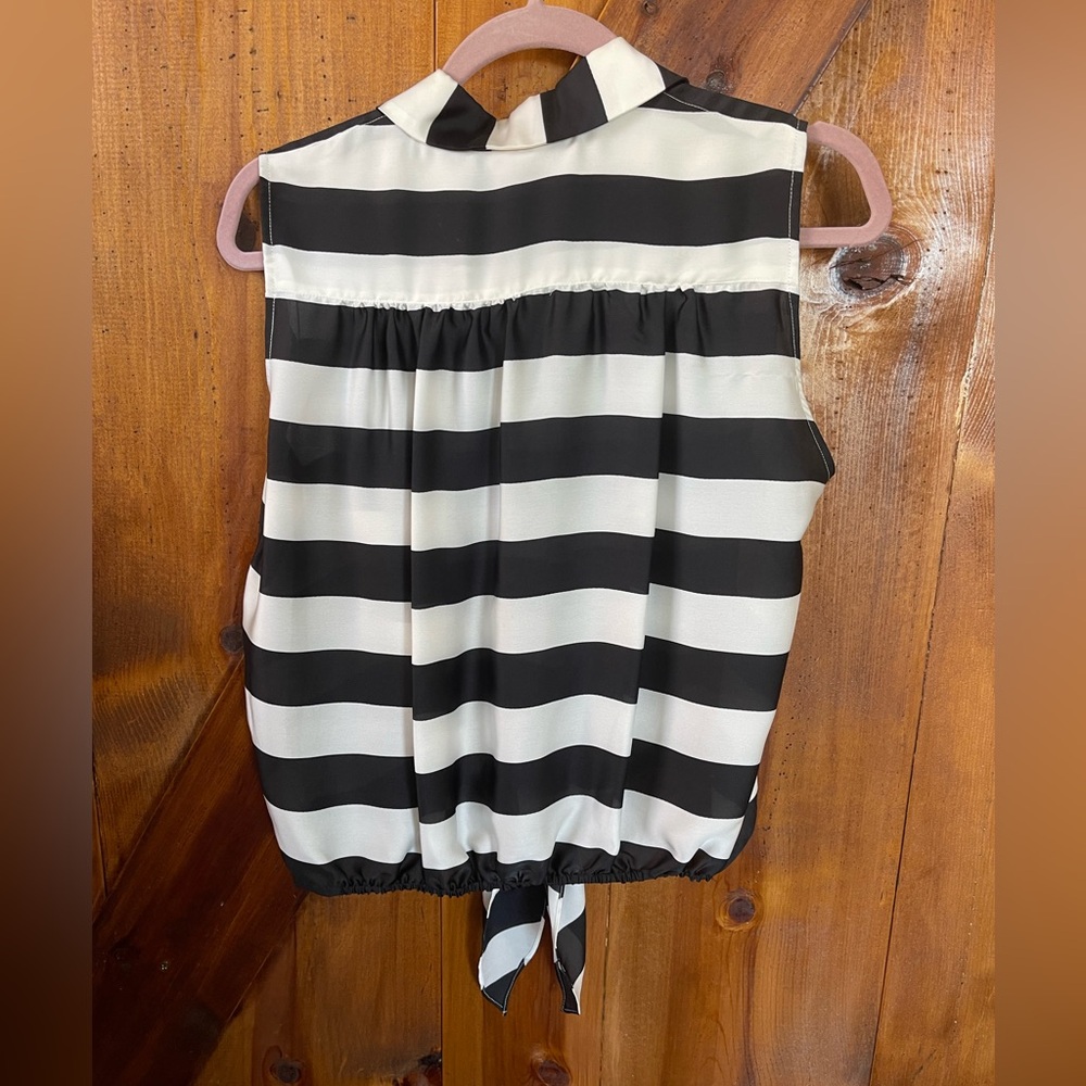 Sleeveless Summer Blouse - Picture 3 of 4
